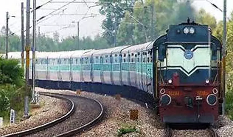 GM ने संक्रांति त्योहार के मौसम के दौरान रेलवे यात्री यातायात की समीक्षा की GM ने संक्रांति त्योहार के मौसम के दौरान रेलवे यात्री यातायात की समीक्षा की