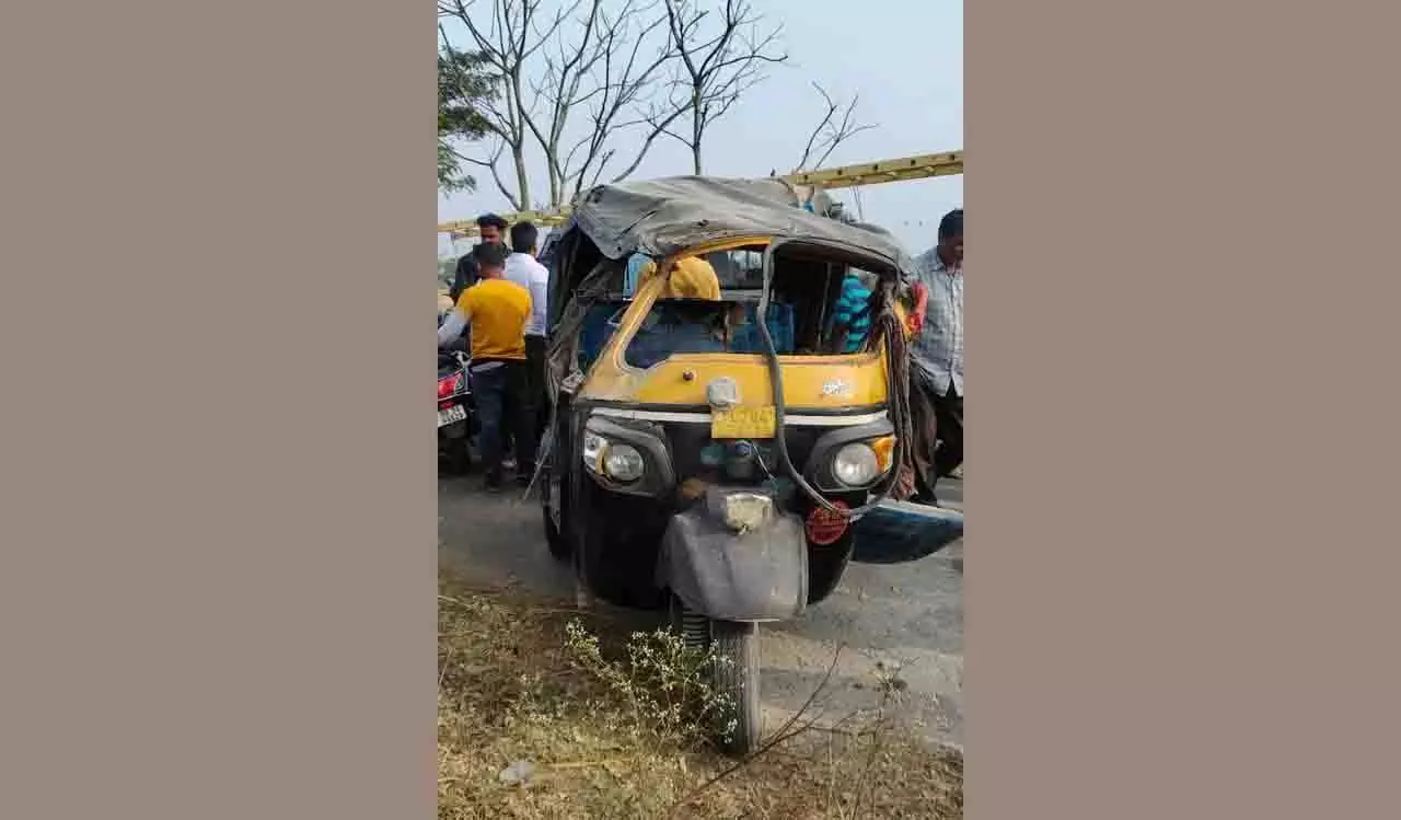 Jajpur में स्कूली बच्चों को ले जा रहा ऑटो-रिक्शा पलट गया, 5 लोग घायल Jajpur में स्कूली बच्चों को ले जा रहा ऑटो-रिक्शा पलट गया, 5 लोग घायल