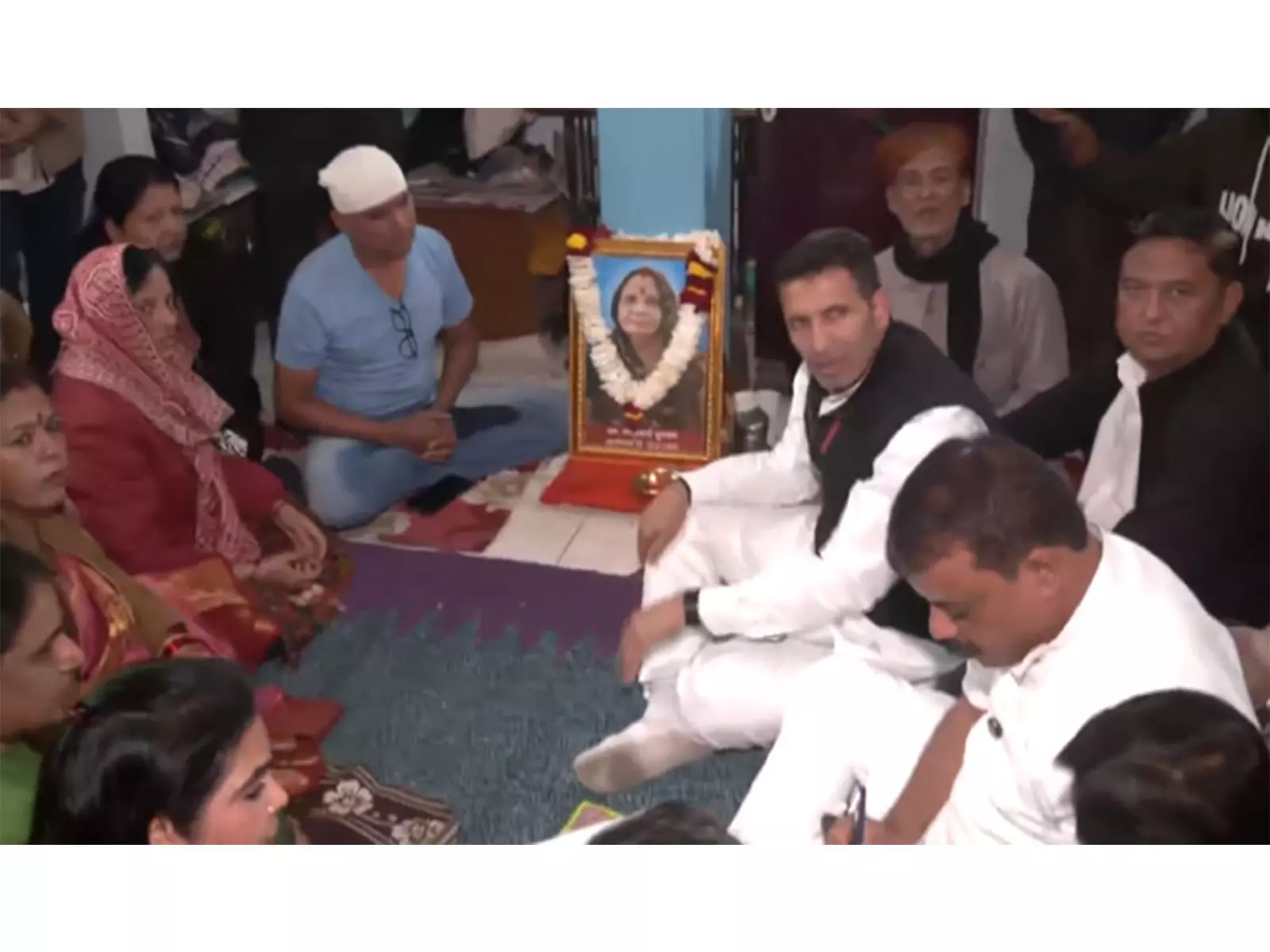 Congress नेताओं ने इंदौर के भागीरथपुरा जल प्रदूषण घटना से प्रभावित परिवारों से की मुलाकात Congress नेताओं ने इंदौर के भागीरथपुरा जल प्रदूषण घटना से प्रभावित परिवारों से की मुलाकात