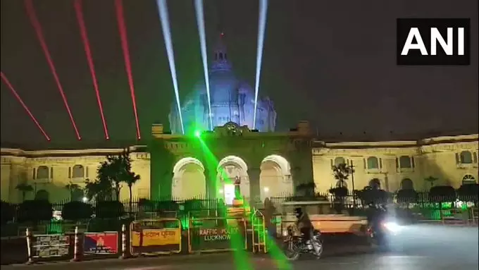 गणतंत्र दिवस से पहले यूपी विधानसभा में तिरंगे रंग का लेजर लाइट का शानदार प्रदर्शन गणतंत्र दिवस से पहले यूपी विधानसभा में तिरंगे रंग का लेजर लाइट का शानदार प्रदर्शन