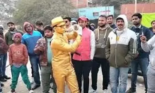 Prayagraj : माघ मेले में पहुंचा गोल्डन ब्वॉय Prayagraj : माघ मेले में पहुंचा गोल्डन ब्वॉय