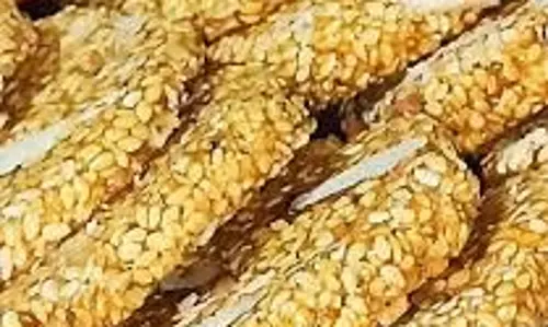 Gud Til Chikki : मकर संक्रांति पर जरूर बनाएं क्रिस्पी तिल-गुड़ चिक्की Gud Til Chikki : मकर संक्रांति पर जरूर बनाएं क्रिस्पी तिल-गुड़ चिक्की
