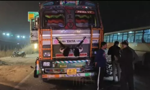 स्कूटी और ट्रक की आमने-सामने टक्कर, 2 लोगों की मौत
