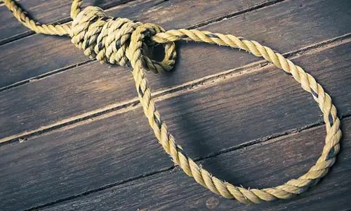 आत्महत्या के बाद खौफनाक मंजर: पहले युवक ने तोड़ा दम, खबर सुनकर सदमे में आई किशोरी ने भी दी जान