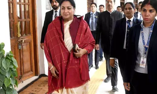 Delhi Assembly: आवारा कुत्तों की गिनती विवाद पर हंगामा
