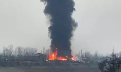 Srinagar : भीषण आग, इलाके में मची अफरा-तफरी Srinagar : भीषण आग, इलाके में मची अफरा-तफरी