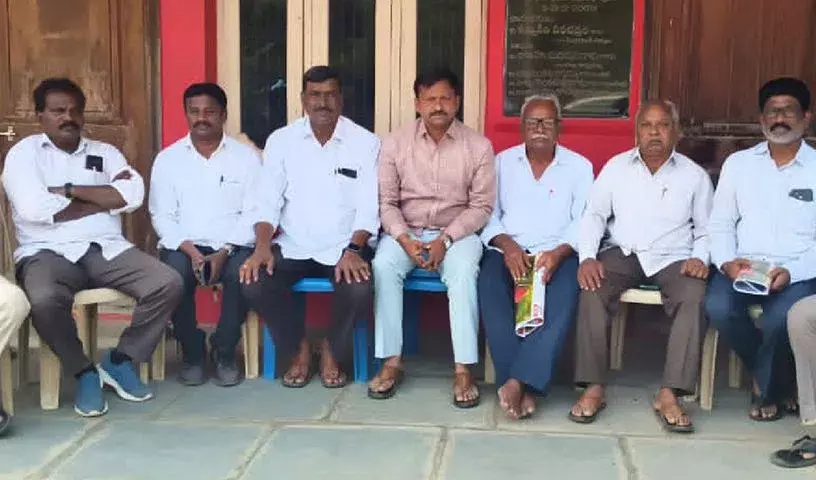 Khammam: मधिरा कांग्रेस नेताओं पर CPI(M) नेता की हत्या को लेकर झूठा प्रचार करने का आरोप Khammam: मधिरा कांग्रेस नेताओं पर CPI(M) नेता की हत्या को लेकर झूठा प्रचार करने का आरोप