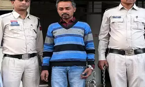 बस कंडक्टर गिरफ्तार, छेड़ता था कॉलेज छात्राओं को बस कंडक्टर गिरफ्तार, छेड़ता था कॉलेज छात्राओं को