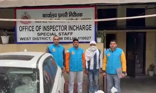 स्पेशल स्टाफ टीम ने शराब तस्कर को पकड़ा, 1550 क्वार्टर जब्त स्पेशल स्टाफ टीम ने शराब तस्कर को पकड़ा, 1550 क्वार्टर जब्त