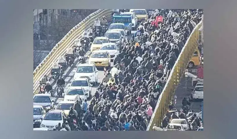 Tehran: ईरान में गहराते आर्थिक संकट के बीच जानलेवा विरोध प्रदर्शन