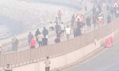 Mumbai weather : सर्दी की ठंड ने ज़हरीले स्मॉग का रास्ता दिया