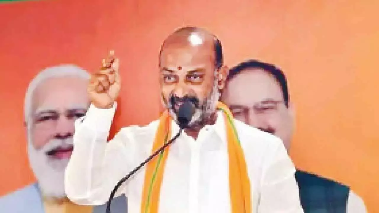 Telangana: रिटायर्ड कर्मचारियों की गिरफ्तारी की निंदा की Telangana: रिटायर्ड कर्मचारियों की गिरफ्तारी की निंदा की