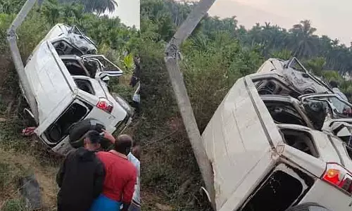 Karnataka: चित्रदुर्ग में बोलेरो पेड़ से टकराई, चार लोगों की मौत Karnataka: चित्रदुर्ग में बोलेरो पेड़ से टकराई, चार लोगों की मौत