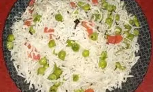 Gajar Matar Pulao: सर्दियों में डिनर में बनाएं फ्लेवरफुल गाजर मटर पुलाव Gajar Matar Pulao: सर्दियों में डिनर में बनाएं फ्लेवरफुल गाजर मटर पुलाव