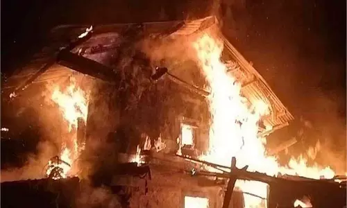 Uttarkashi: शॉर्ट सकिर्ट से आग, 3 परिवारों के मकान जले Uttarkashi: शॉर्ट सकिर्ट से आग, 3 परिवारों के मकान जले