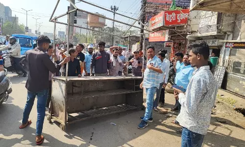 मोवा ब्रिज से दलदल सिवनी मुख्य मार्ग में 13 शेड हटाए गए, 16 अवैध गुमटियां जब्त मोवा ब्रिज से दलदल सिवनी मुख्य मार्ग में 13 शेड हटाए गए, 16 अवैध गुमटियां जब्त