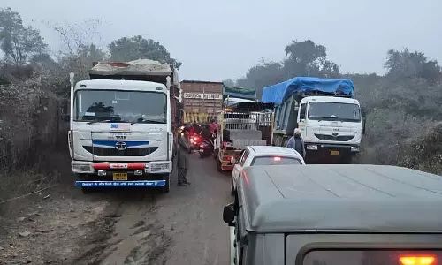 ओवरलोडेड टिपर और पराली से लदी ट्रॉलियों से Mehndwani में जाम, ग्रामीणों ने कार्रवाई की मांग की