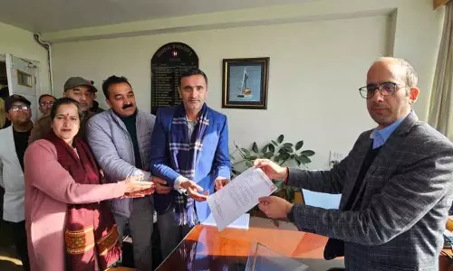हिमाचल के सेब उत्पादकों ने उत्पीड़न का आरोप लगाया, HPMC ऑफिस में विरोध प्रदर्शन किया