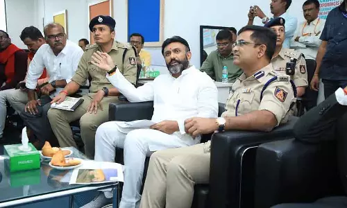 एयरपोर्ट पार्किंग नियम: MP सुधाकर ने अधिकारियों से मुलाकात की