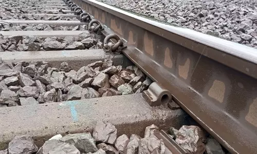 महिला केके रेल लाइन में ट्रेन से कटी, मौत