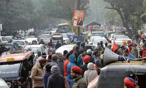 मज़दूरों और कर्मचारियों ने Jalandhar DC ऑफ़िस का गेट 2 घंटे तक जाम रखा