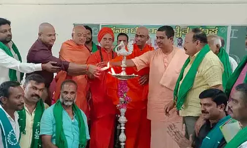 Karnataka : देश किसानों की वजह से खुशहाल है, नेताओं की वजह से नहीं Karnataka : देश किसानों की वजह से खुशहाल है, नेताओं की वजह से नहीं