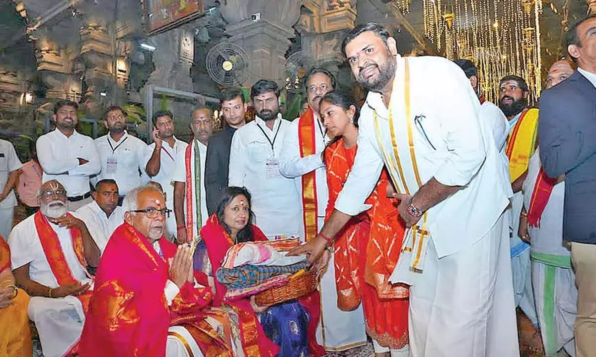 Andhra: मॉरीशस के राष्ट्रपति ने श्रीकालाहस्ती, तिरुचनूर में प्रार्थना की Andhra: मॉरीशस के राष्ट्रपति ने श्रीकालाहस्ती, तिरुचनूर में प्रार्थना की