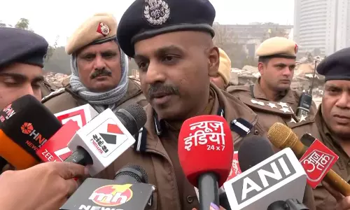 Delhi: तुर्कमान गेट पर पथराव की घटना में पांच पुलिसकर्मी घायल Delhi: तुर्कमान गेट पर पथराव की घटना में पांच पुलिसकर्मी घायल
