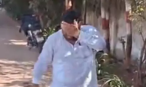 कलेक्ट्रेट में ठेकेदार ने की खुदकुशी करने की कोशिश कलेक्ट्रेट में ठेकेदार ने की खुदकुशी करने की कोशिश
