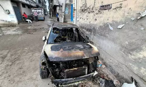 Ludhiana: खड़ी गाड़ी में आग लग गई Ludhiana: खड़ी गाड़ी में आग लग गई