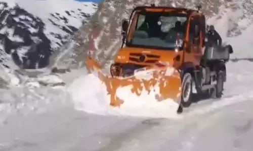 Poonch में बर्फबारी से सड़कें बंद, हटाने का काम तेज