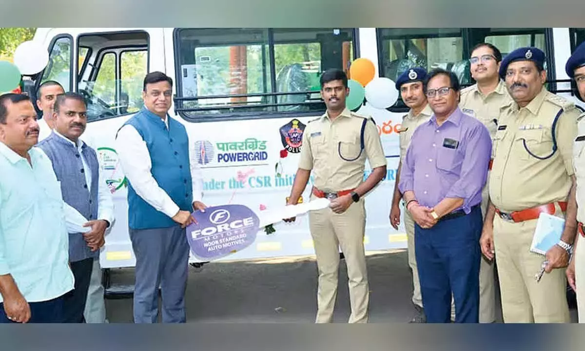 Andhra: पावर ग्रिड ने अनंतपुर पुलिस को फोर्स ट्रैवलर सौंपी Andhra: पावर ग्रिड ने अनंतपुर पुलिस को फोर्स ट्रैवलर सौंपी