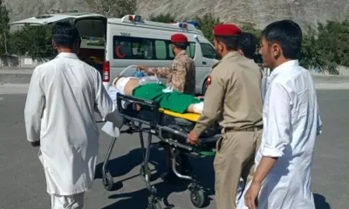 Pakistan: पंजाब में खाई में बस गिरने से पांच लोगों की मौत, 24 घायल