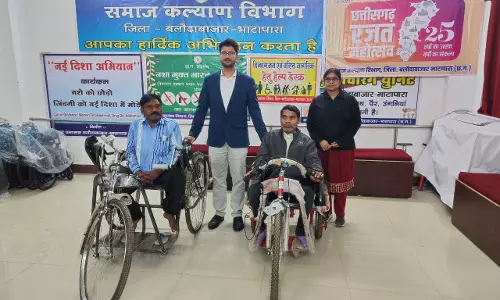 कलेक्टर ने दिव्यांगजनों को दिया ट्रायसिकल, अब दिनचर्या होगी आसान कलेक्टर ने दिव्यांगजनों को दिया ट्रायसिकल, अब दिनचर्या होगी आसान