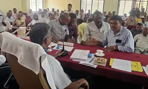 Karnataka : मंत्री ने अधिकारियों को आने वाले दिनों में ठेकेदारों के साथ बैठक करने का निर्देश दिया Karnataka : मंत्री ने अधिकारियों को आने वाले दिनों में ठेकेदारों के साथ बैठक करने का निर्देश दिया