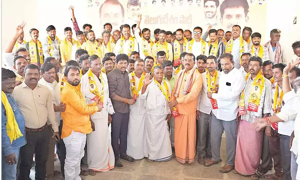 Andhra: YSRCP और कांग्रेस के 150 परिवार TDP में शामिल हुए Andhra: YSRCP और कांग्रेस के 150 परिवार TDP में शामिल हुए
