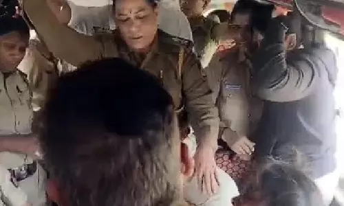 Karnataka पुलिस का दावा, बीजेपी कार्यकर्ता ने खुद अपने कपड़े उतारे Karnataka पुलिस का दावा, बीजेपी कार्यकर्ता ने खुद अपने कपड़े उतारे