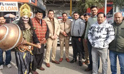 Yamunanagar पुलिस ने ट्रैफिक नियमों को बढ़ावा देने के लिए यमराज को शामिल किया Yamunanagar पुलिस ने ट्रैफिक नियमों को बढ़ावा देने के लिए यमराज को शामिल किया