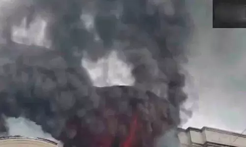 बाहरी दिल्ली के नरेला भोरगढ़ Industrial Area में फैक्ट्री में आग लग गई