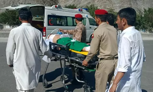 Pakistan: पंजाब में बस के खाई में गिरने से पांच लोगों की मौत, 24 घायल Pakistan: पंजाब में बस के खाई में गिरने से पांच लोगों की मौत, 24 घायल