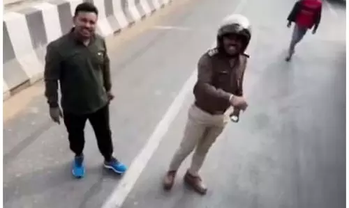 कानून का खौफ खत्म! ट्रक वाले का चौंकाने वाला VIDEO कानून का खौफ खत्म! ट्रक वाले का चौंकाने वाला VIDEO