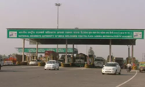 Haryana : चौटाला टोल प्लाजा पर अनियमितताओं और स्टाफ की कमी को लेकर विरोध प्रदर्शन Haryana : चौटाला टोल प्लाजा पर अनियमितताओं और स्टाफ की कमी को लेकर विरोध प्रदर्शन