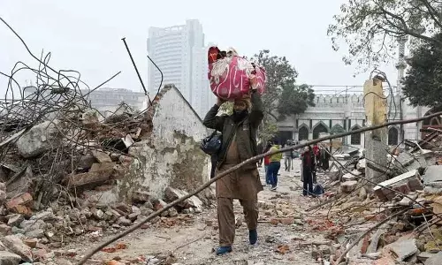 Delhi में मस्जिद गिराने के बाद हुई झड़प के पीछे मस्जिद कब्रिस्तान और कोर्ट का आदेश Delhi में मस्जिद गिराने के बाद हुई झड़प के पीछे मस्जिद कब्रिस्तान और कोर्ट का आदेश