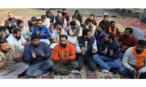 संघर्ष समिति यूथ विंग ने MBBS एडमिशन को लेकर सेक्रेटेरिएट के बाहर प्रोटेस्ट किया संघर्ष समिति यूथ विंग ने MBBS एडमिशन को लेकर सेक्रेटेरिएट के बाहर प्रोटेस्ट किया
