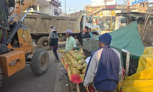 शास्त्री बाजार में सड़क कब्जा कर व्यवसाय कर रहे नारियल ठेलो पर कार्रवाई शास्त्री बाजार में सड़क कब्जा कर व्यवसाय कर रहे नारियल ठेलो पर कार्रवाई