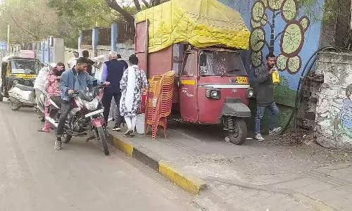 फुटपाथ पर अतिक्रमण पर कार्रवाई न करने पर निवासियों ने PMC की आलोचना की फुटपाथ पर अतिक्रमण पर कार्रवाई न करने पर निवासियों ने PMC की आलोचना की