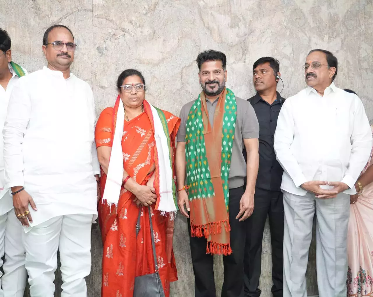 Telangana : खम्मम के तीन पार्षद कांग्रेस में शामिल हुए Telangana : खम्मम के तीन पार्षद कांग्रेस में शामिल हुए