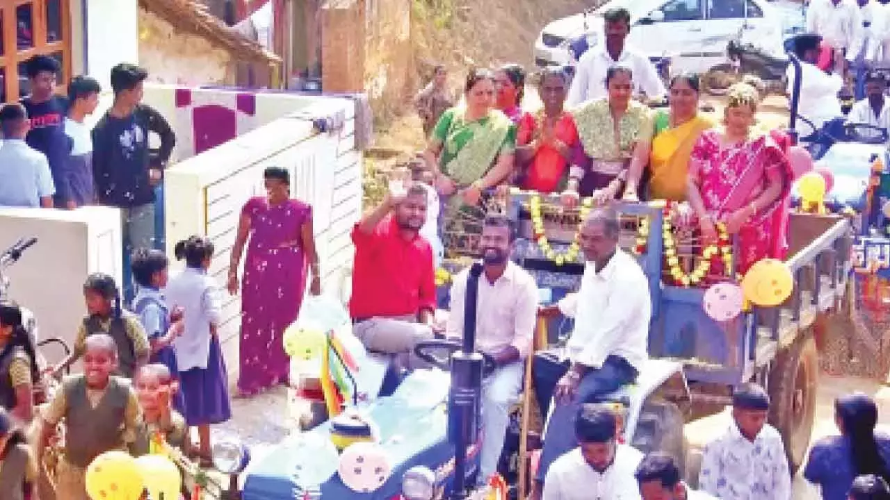 Karnataka: गांव वालों ने 30 साल तक पढ़ाने वाले टीचर को शानदार विदाई दी Karnataka: गांव वालों ने 30 साल तक पढ़ाने वाले टीचर को शानदार विदाई दी