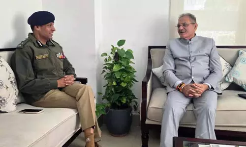लद्दाख के मनोनीत DGP मुकेश सिंह एलजी से मिले लद्दाख के मनोनीत DGP मुकेश सिंह एलजी से मिले