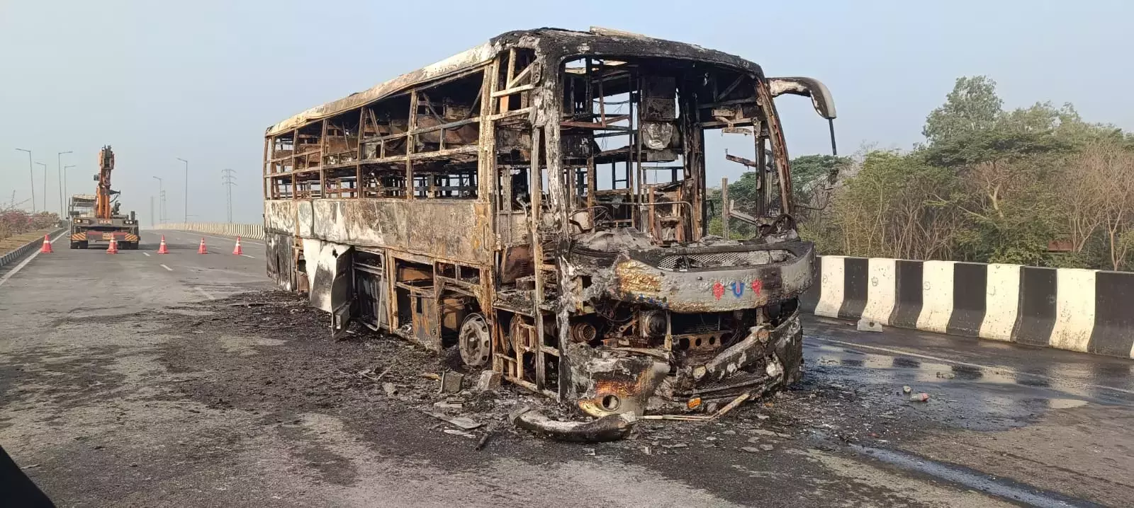 Telangana : कोव्वूर फ्लाईओवर पर आग लगने से ट्रेवल्स बस जलकर खाक